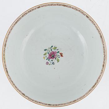 A famille rose punch bowl and two plates, Qing dynasty, Qianlong (1736-95).