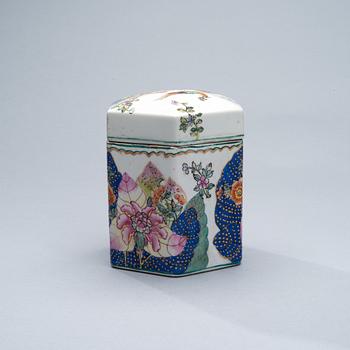 BURK MED LOCK, porslin, Kina 1900-talets mitt.