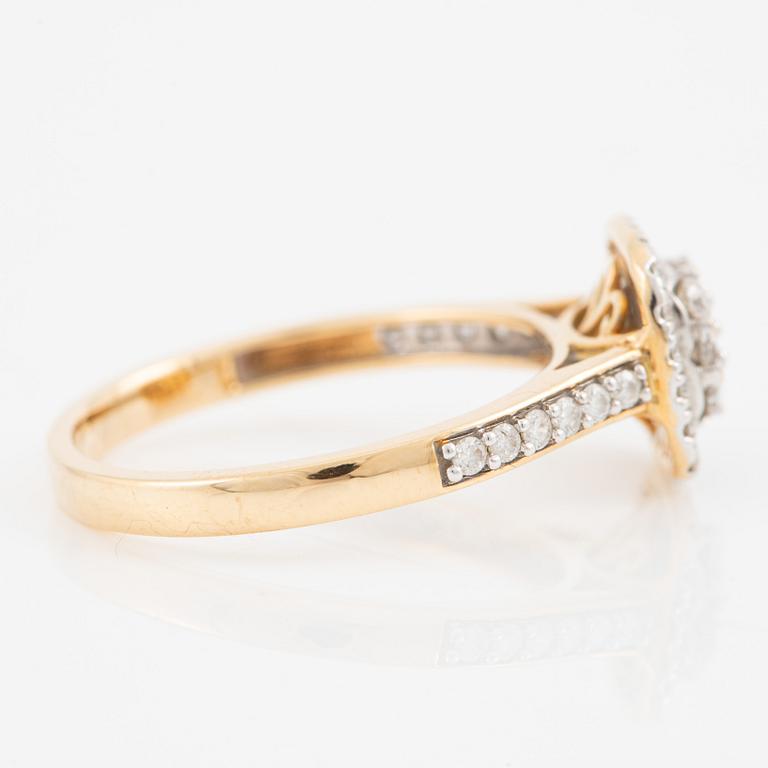 Ring, 18K guld med briljantslipade diamanter.