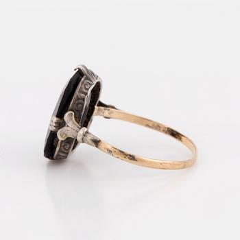 RING samt COLLIER, med vita och svarta stenar. Bla  Alton Falköping 1985.
