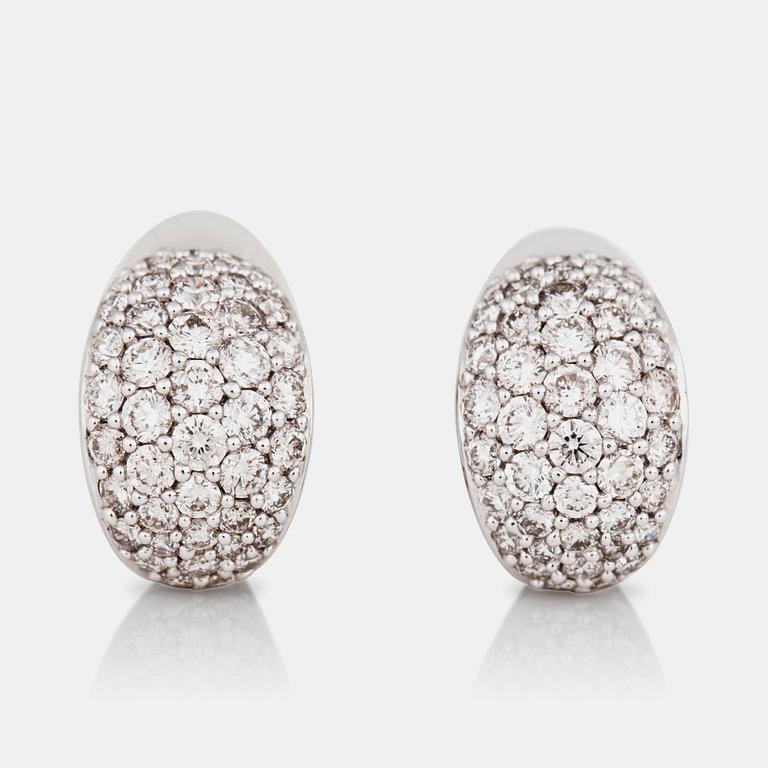 ÖRHÄNGEN med pavé-fattade briljantslipade diamanter, ca 1.8 ct.