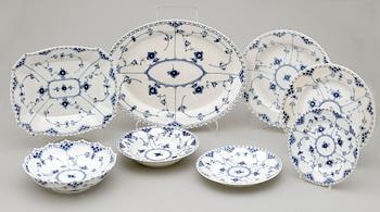 MAT- KAFFE- OCH TESERVISDELAR,  97 st, porslin, "Musselmalet", Royal Copenhagen, 1900-tal.