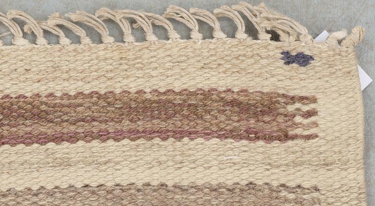 MATTA. "Åkerbär, ljus". Gobelängteknik. 199 x 125 cm. Signerad AB MMF BN.