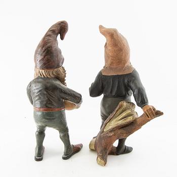 Tomtar 2 st troligen Tyskland 1900-talets första hälft bemålad terrakotta.