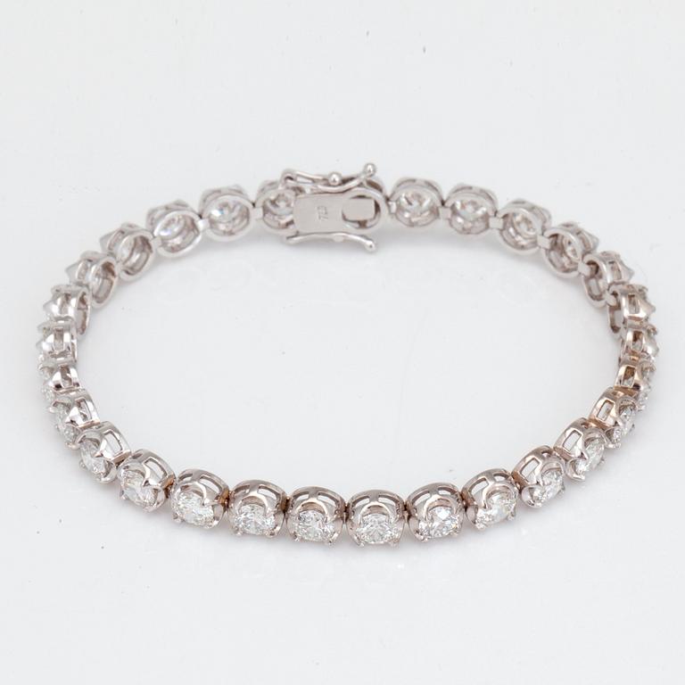 A line bracelet with 29 brilliant cut diamonds, total carat weight 9.00cts. All diamonds with certificates from GIA.