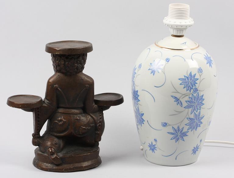 BORDSARMATUR SAMT STÄLL/FIGURIN, porslin resp konstmassa. 1900-tal.