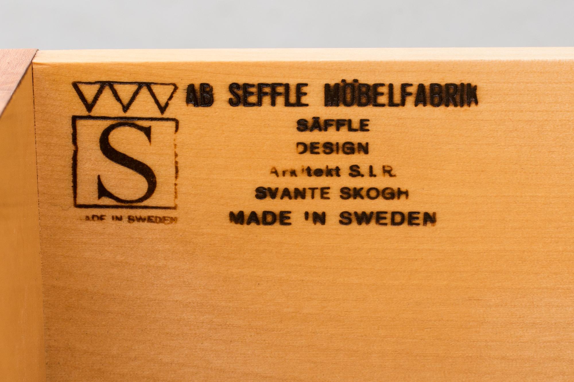 VITRINSKÅP,  Svante Skogh, Seffle möbelfabrik, 1950-tal. CITES-intyg medföljer.