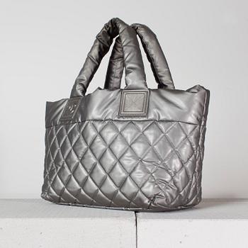 VÄSKA "Cocoon bag" från Chanel.