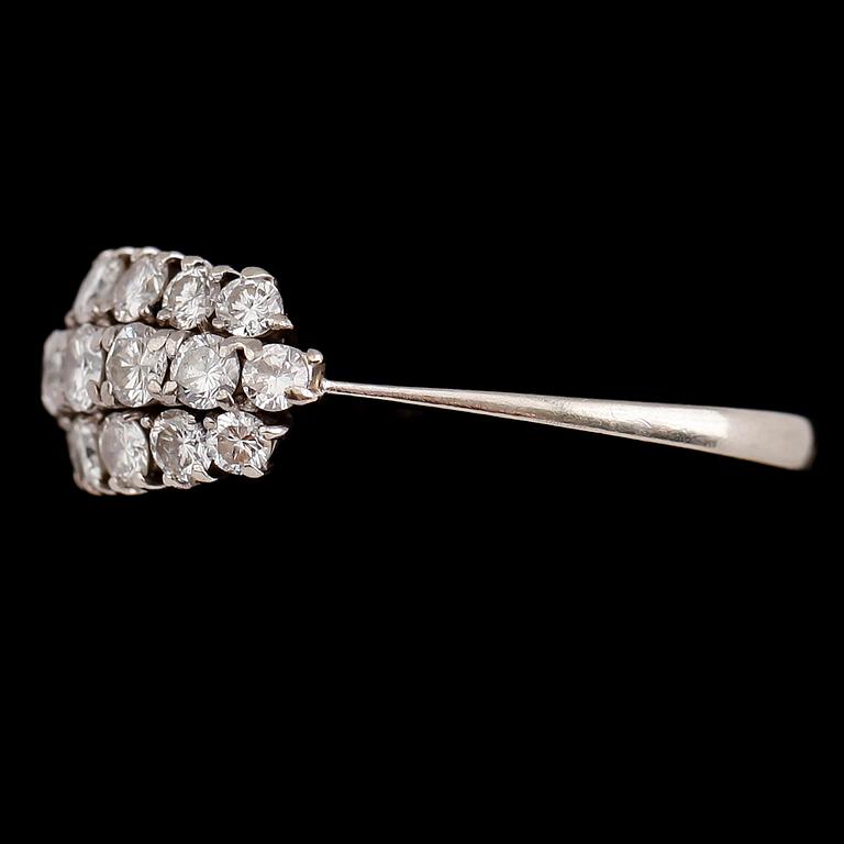 RING, 18 k vitguld, 19 briljantslipade diamanter tot ca 0.69 ct.