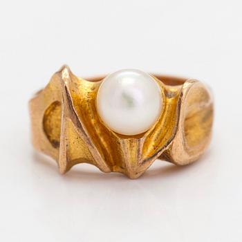 Björn Weckström,  A 14K gold ring 'Lapintaika' with a cultured pearl. Lapponia 1970.