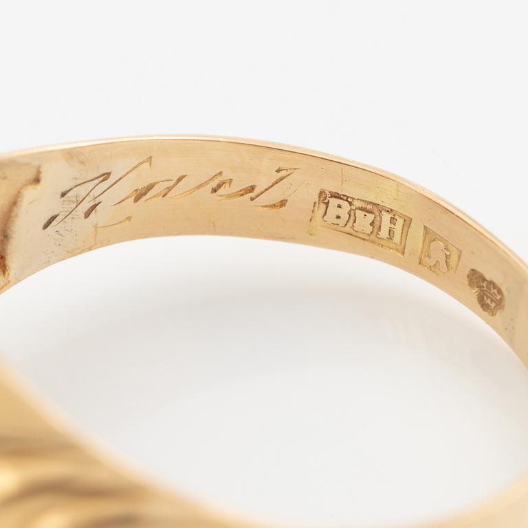 Ring 18K gold with white synthetic spinel.