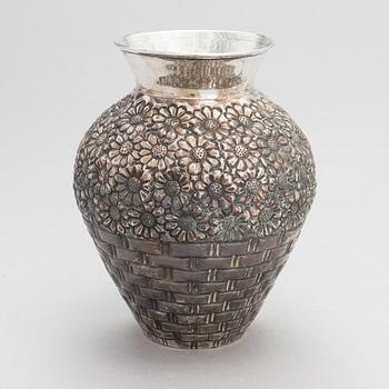 A 20th-century flower vase in silver.