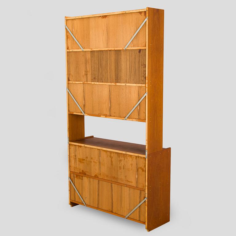 Bokhylla med vitrinskjutdörrar, 1900-talets mitt.