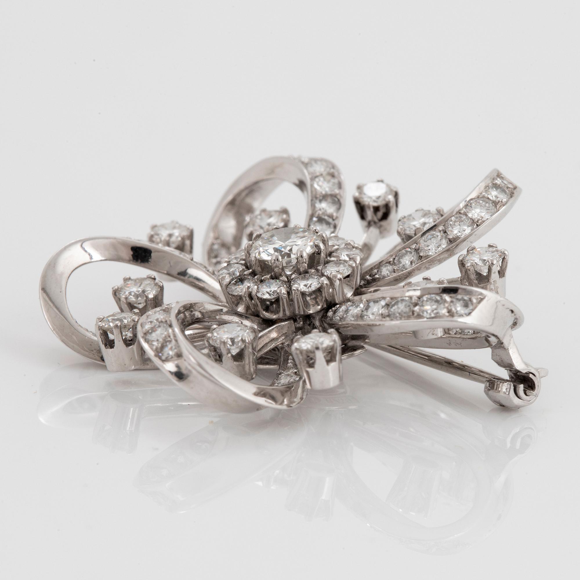 Brosch 18K vitguld med runda briljantslipade diamanter totalvikt ca 2.50 ct.