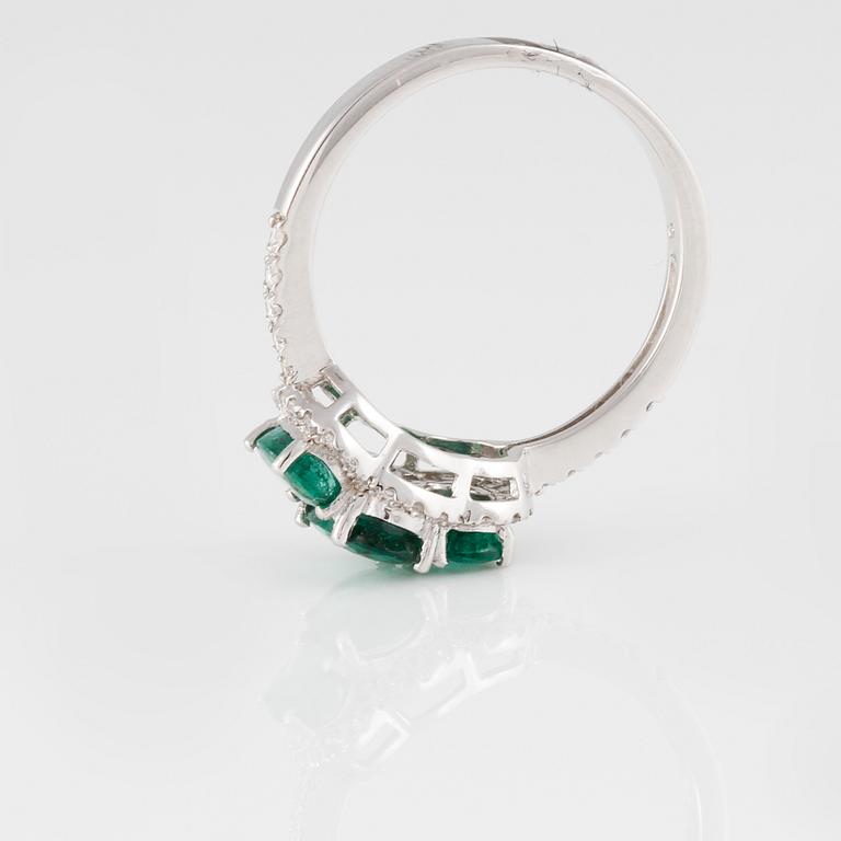 RING, 18K vitguld med briljantslipade diamanter ca 0.25 ct samt 3 ovalslipade smaragder ca 1.50 ct. Vikt 3,1 gram.