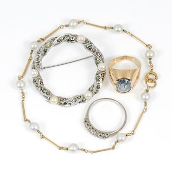 PARTI SMYCKEN, 4 delar, inklusive 2 ringar, brosch samt armband, olika metall. Vikt 14,02 g.