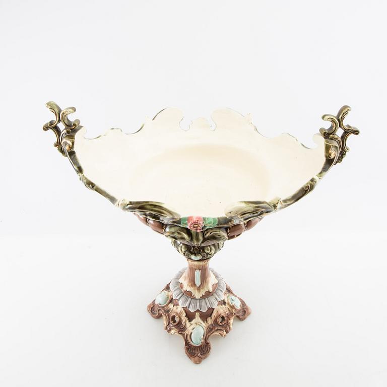 Footed bowl, majolica, circa 1900.
