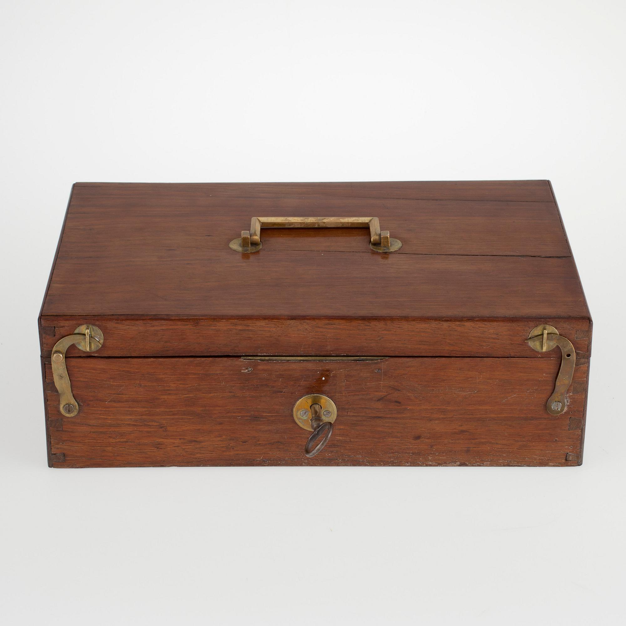 SKRIN, mahogny med mässingsbeslag, 1800-tal.
