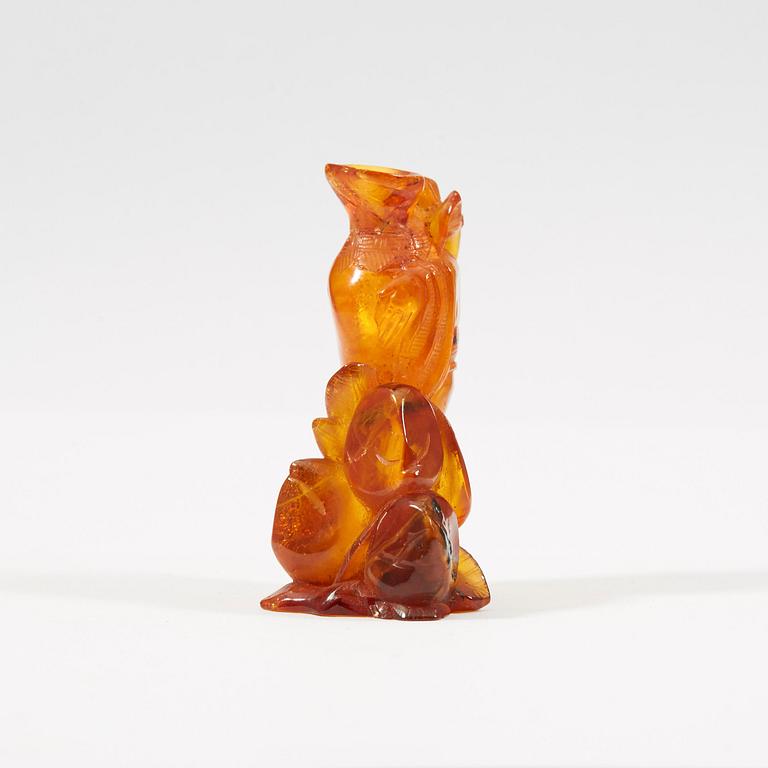 An amber sculpture of a lady with a vase, Qing dynasty (1644-1912).