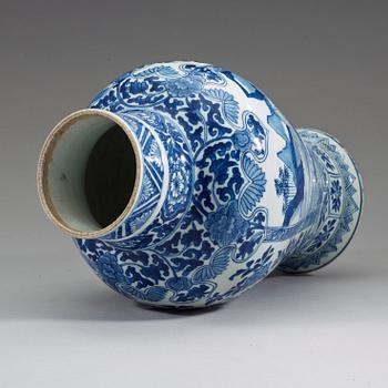 URNA, porslin. Qingdynastin, Kangxi (1662-1722).