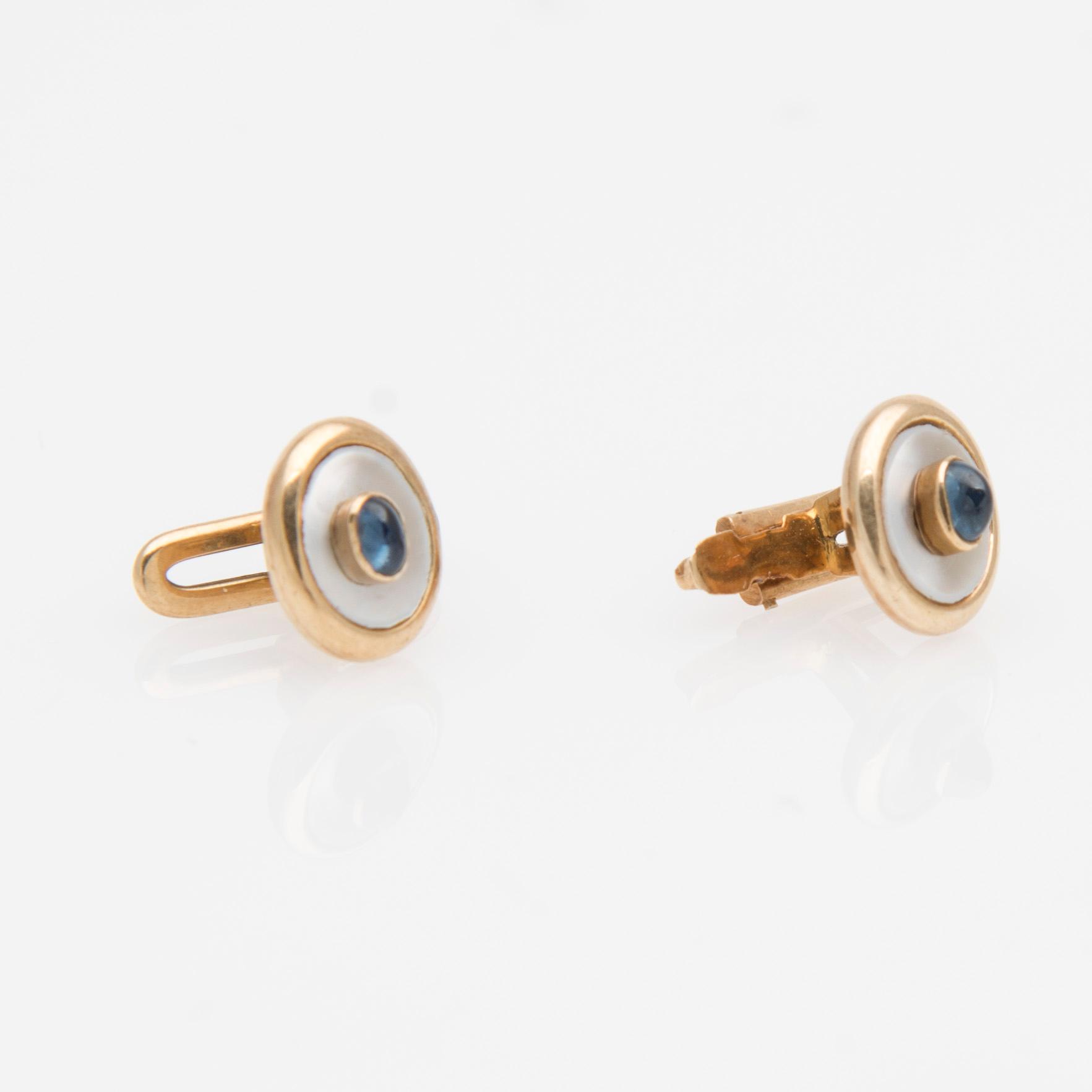 FRACKKNAPPAR, cabochonslipade safirer, pärlemor, 14K guld.