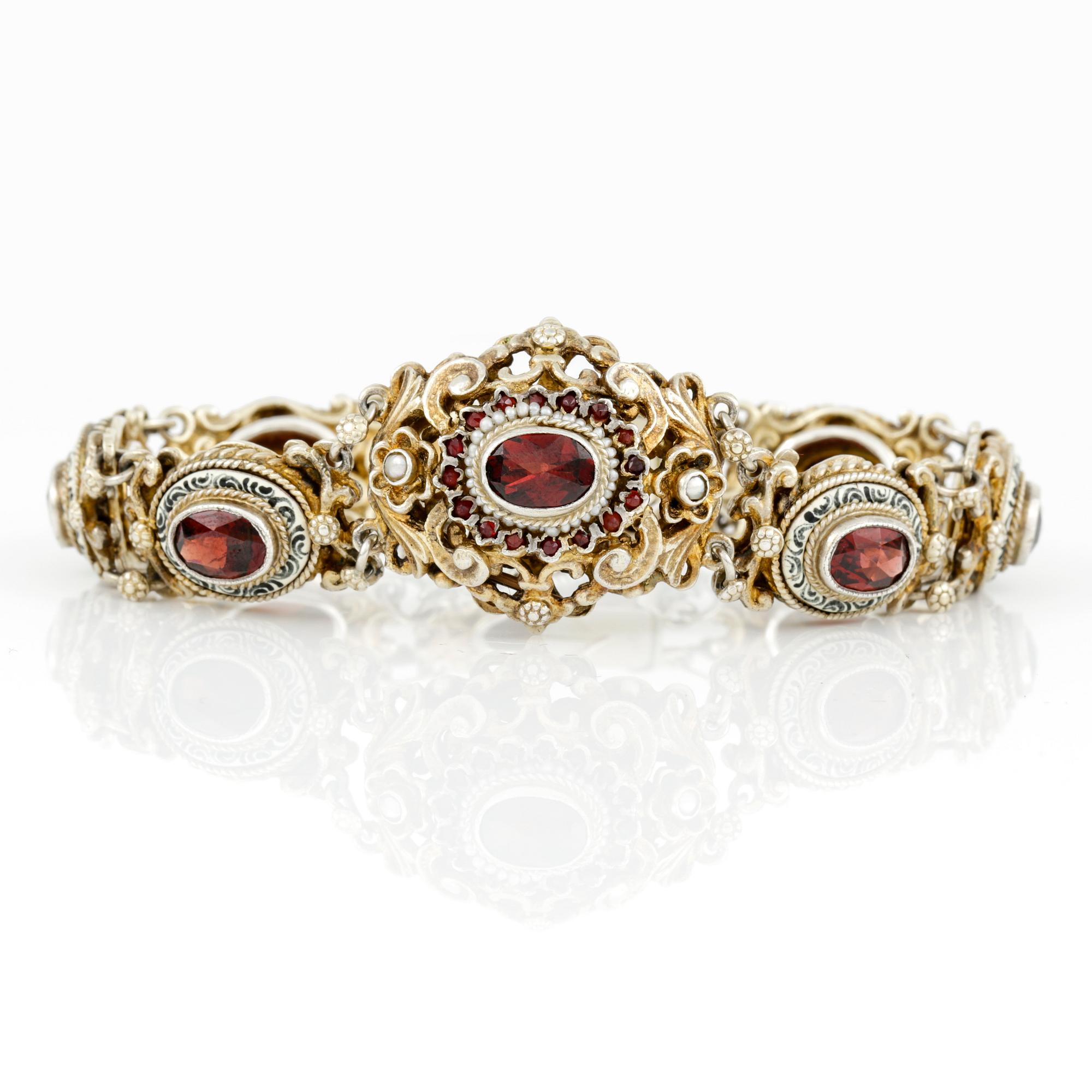 ARMBAND OCH ÖRHÄNGEN, förgyllt silver,vit och svart emalj, sötvattenpärlor och rosenslipade glasstenar. Vikt 52 g.