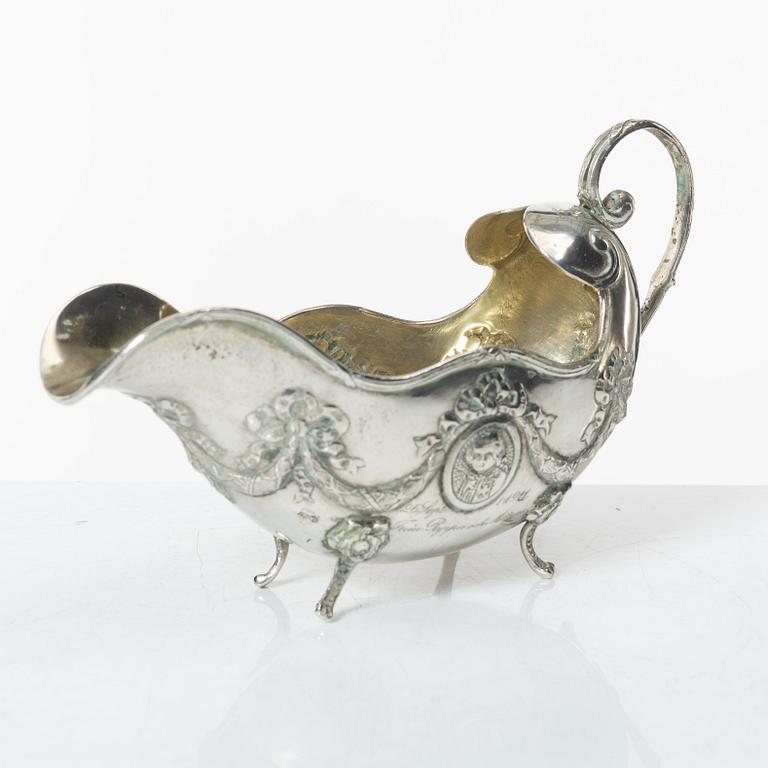 A Rococo style silver sauce boat with dish, 20th Century.