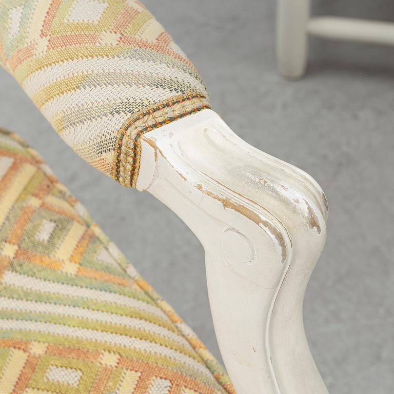 Karmstolar, ett par, sk. Gripsholmsmodell, sent 1900-tal.