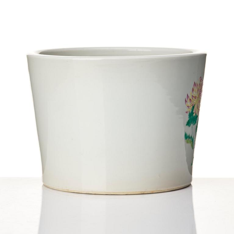 A famille rose scroll pot/flower pot, late Qing dynasty/early 20th Century.
