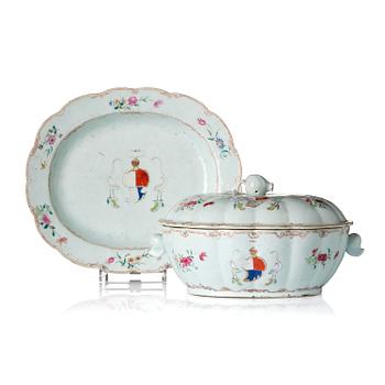 1040. Terrin med lock och fat, vapenporslin. Qingdynastin, Qianlong (1736-95).