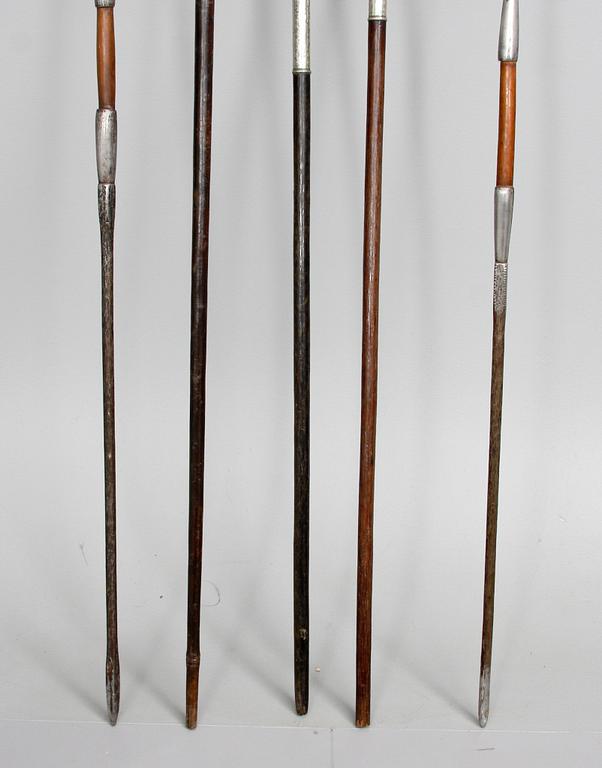 SPJUT, 5 st och PILBÅGE med pilar, bl a Afrika, 1900-tal.