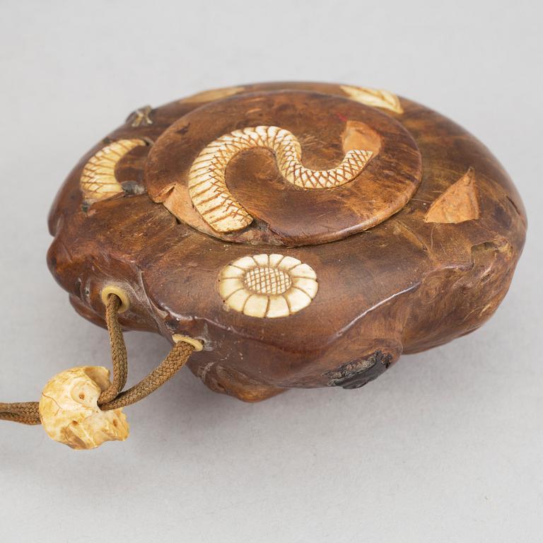 HÅLLARE TILL OPIUMPIPA med ASK, trä, ben, pärlemor och metall. Japan, 1900-talets första hälft.