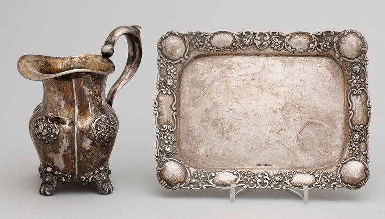 BRICKA samt GRÄDDKANNA, silver, rokokostil. GEWE Malmö 1949 resp otydl mästarstämpel Stockholm 1847. Tot ca 450 g.