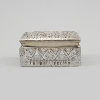 TOILETTEASK, silver och glas, C. G. Hallberg, 1899.