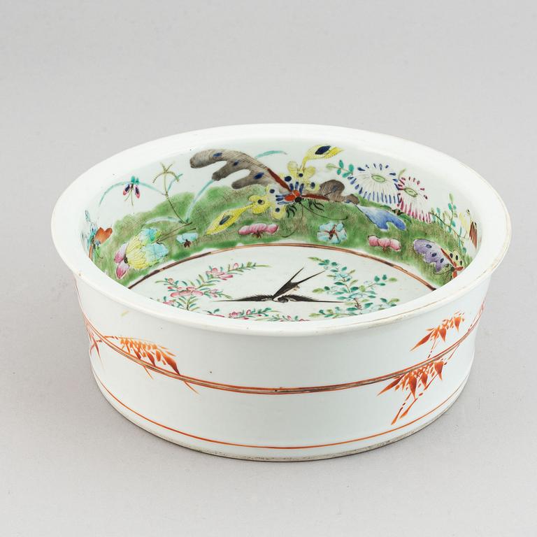 A famille rose basin, Qing dynasty, 19th century.