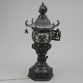TRÄDGÅRDSLYKTA, brons, Japan omkring sekelskiftet 1900.