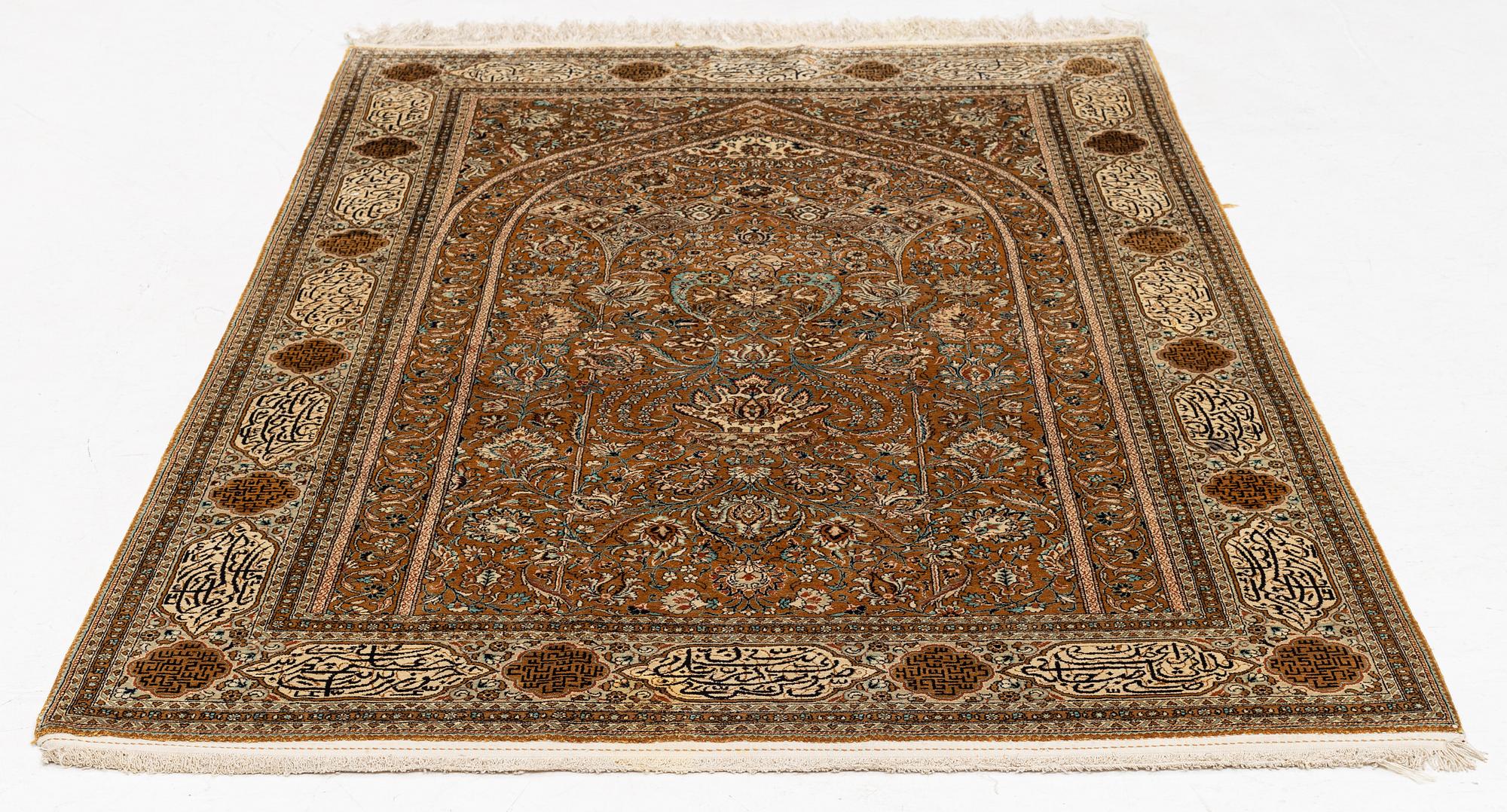 Matta, silke Ghom, ca 213 x 140 cm.