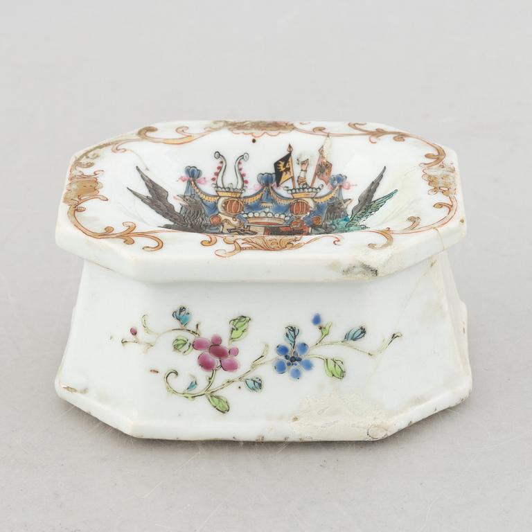 An armorial export porcelain salt cellar, China, Qianlong (1736-95).