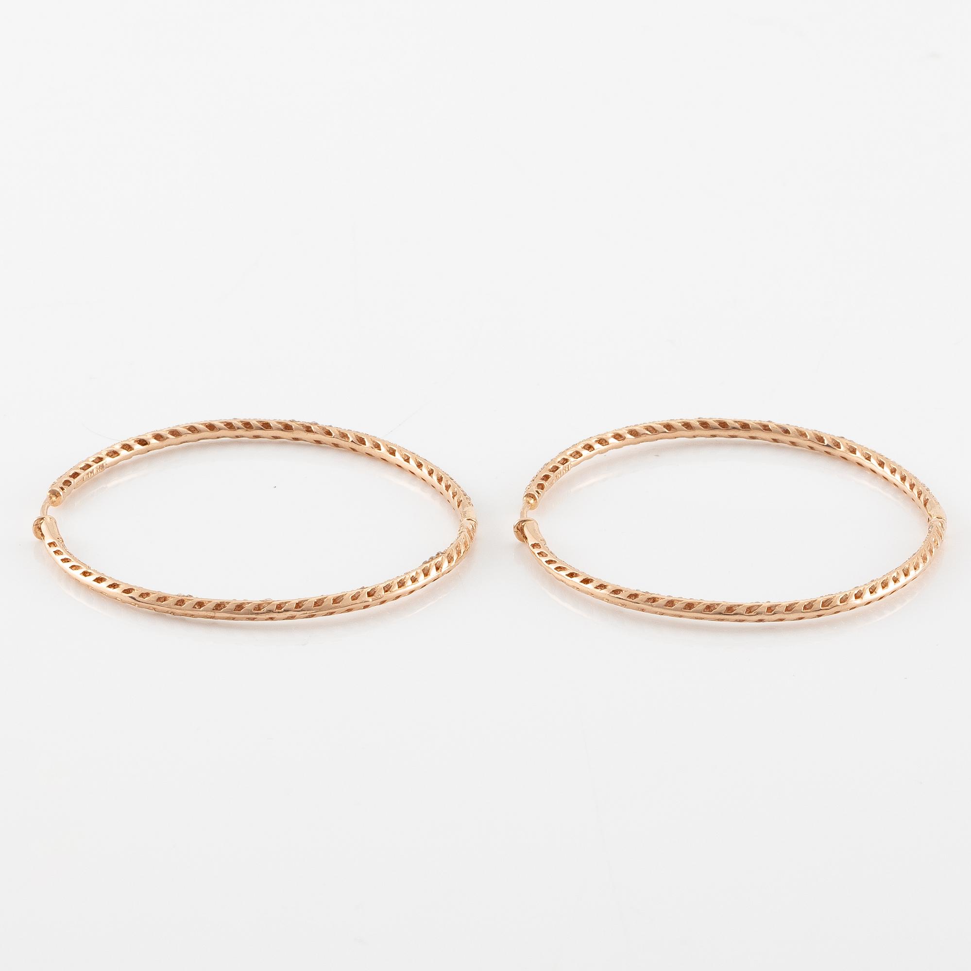 Ett par örhängen 18K roséguld med runda briljantslipade diamanter.