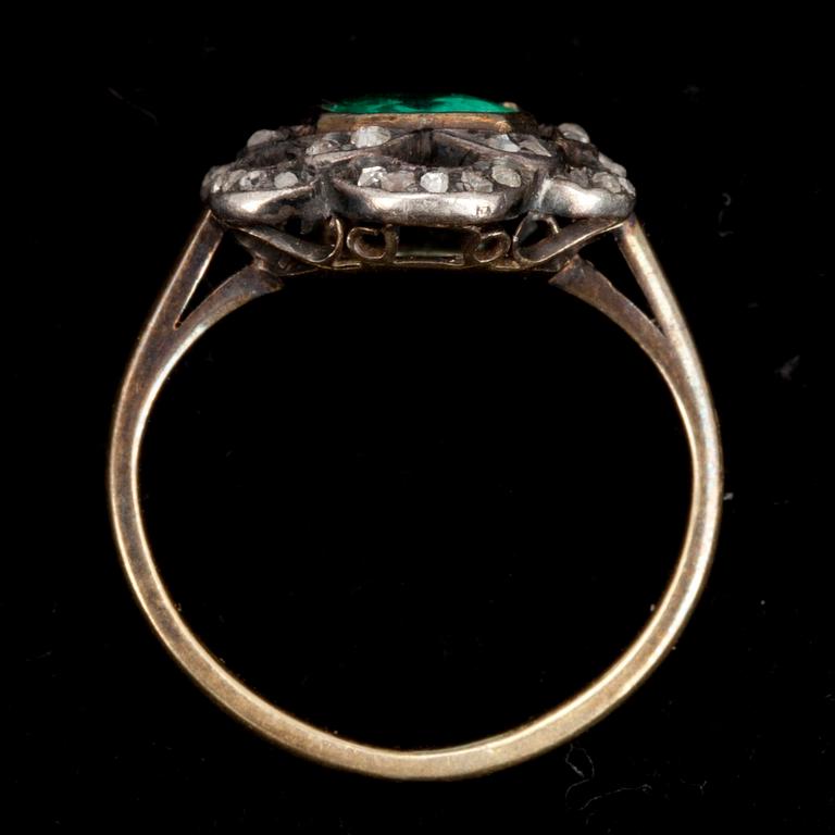 SMYCKEN, ett parti, samt KLOCKA, 8 delar, guld och silver. 1900-talets första hälft. Tot. vikt ca 22 g.