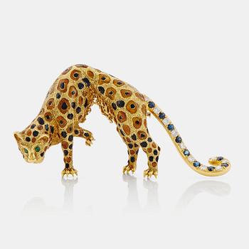 952. An 18K gold panther brooch set with round brilliant-cut diamonds, sapphires and emeralds.