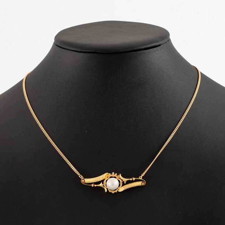 Necklace, 18K gold with a button pearl.