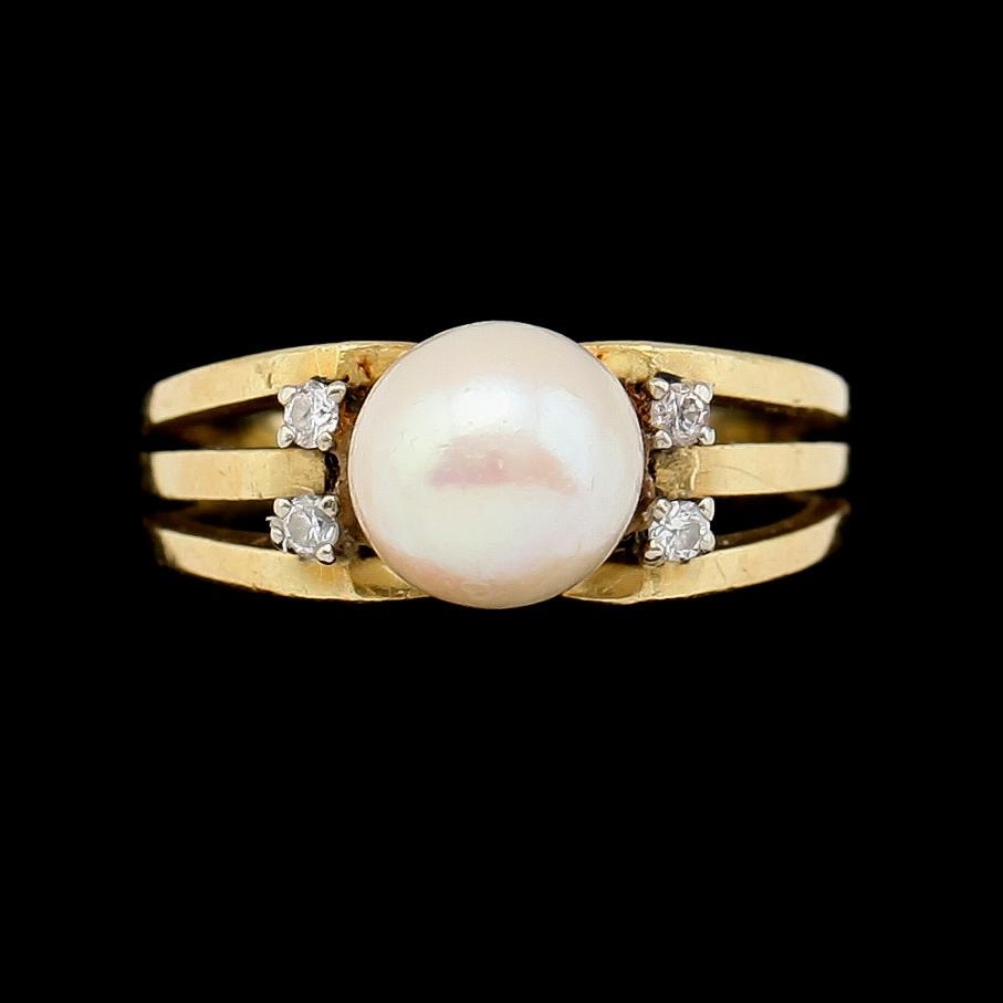 RING, 18K guld, odlad pärla och briljantslipade diamanter. Total vikt ca 5 g.