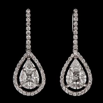 1297. A pair of brilliant cut diamond earrings, tot. 1.22 cts.