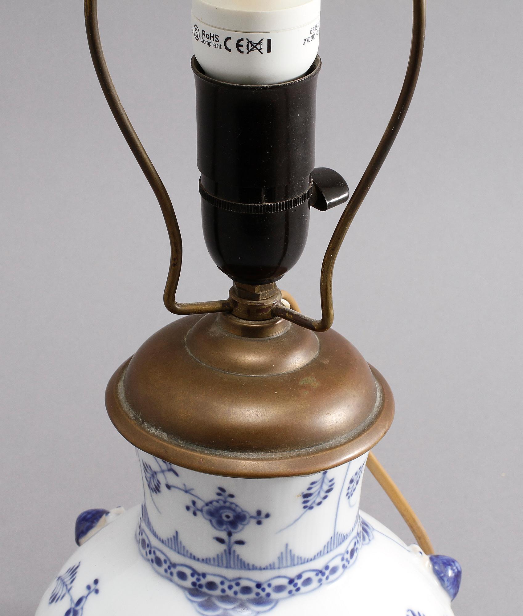BORDSLAMPA, porslin, "Musselmalet", Royal Copenhagen, Danmark, 1900-tal.