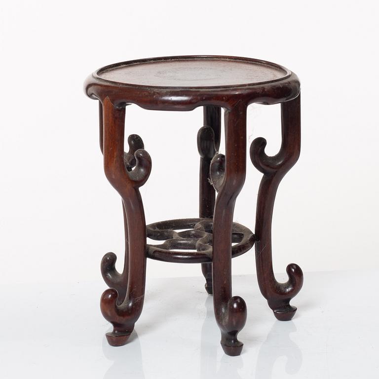 An elegant Chinese hardwood stand, late Qing dynasty/20th Century.