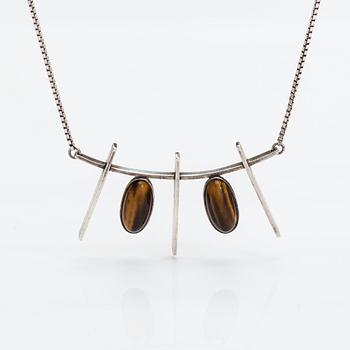 Kaulakoru, hopeaa ja tiikerinsilmää. Eero Eskelinen, Helsinki 1959.