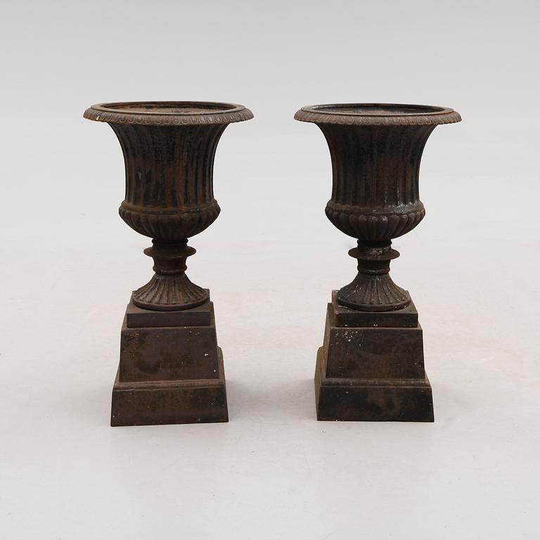 TRÄDGÅRDSURNOR, 1 par, 1900-talets andra hälft.