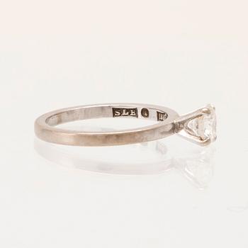 Ring solitär 18K vitguld med en rund briljantslipad diamant, Sten Eklund Stockholm 1979.