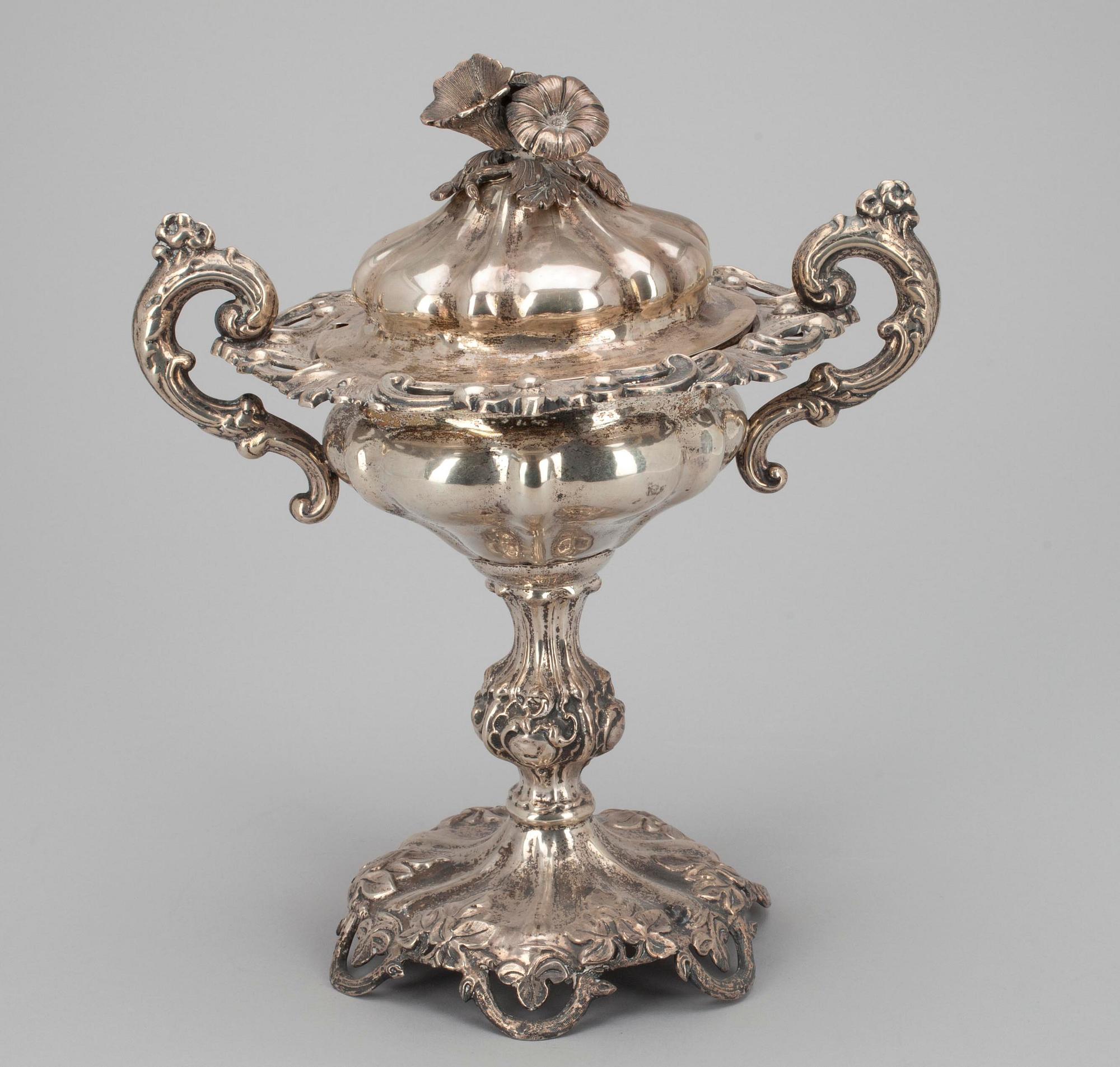 SOCKERSKÅL PÅ FOT, silver, Stockholm 1857, Gustav Folcker. Vikt 947 g.